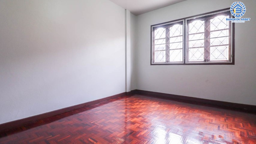 *****ทาวน์เฮ้าส์มือสองย่านนนทบุรี ม.ทิพย์นคร กรุงเทพ-นนทบุรี หลังมุม! เนื้อที่เยอะแบบจัดเต็มถึง 39 ตร.ว. ฟังก์ชัน 3 ห้องนอน 2 ห้องน้ำ 3 ที่จอดรถ บนทำเลเดินทางสะดวก เพียง 550 เมตรก็ถึงรถไฟฟ้าสายสีม่วง "สถานีแยกติวานนท์" และทางด่วน "งามวงศ์วาน" ห้ามพลาด!